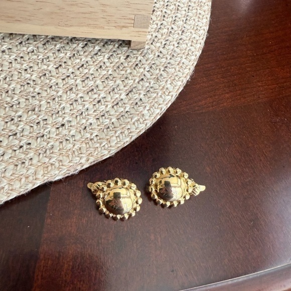 Vintage  trifari ClipOn Earrings - Picture 1 of 3